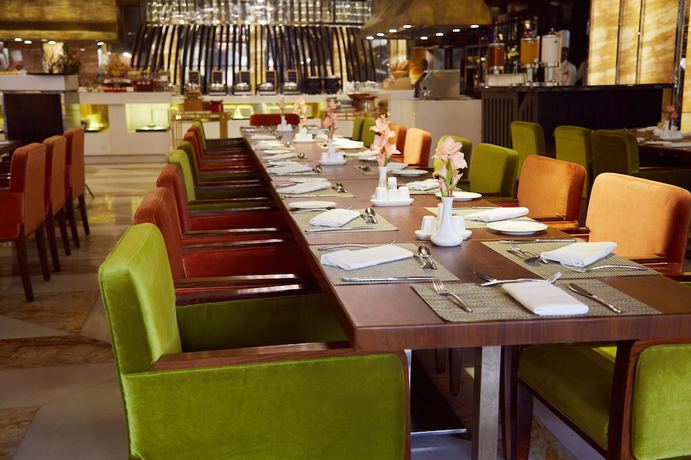 Imagen del bar/restaurante del Hotel Mövenpick Karachi. Foto 2