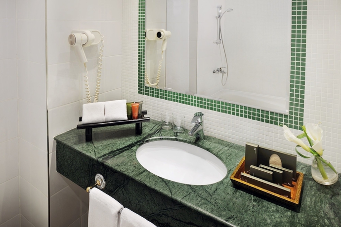 Imagen de la habitación del Hotel M&ouml;venpick Kuwait. Foto 12