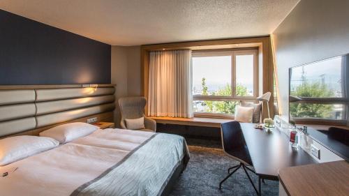 Imagen de la habitación del Hotel Mövenpick Lausanne. Foto 12