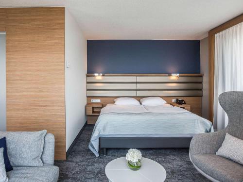 Imagen de la habitación del Hotel Mövenpick Lausanne. Foto 13