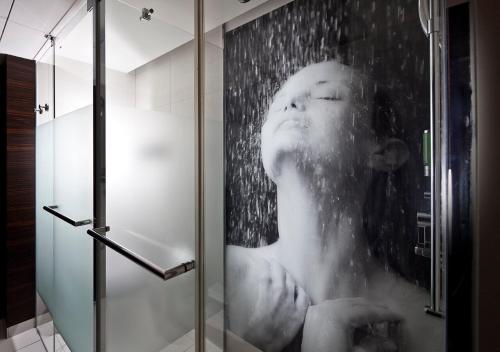 Imagen de la habitación del Hotel Mövenpick Lausanne. Foto 15