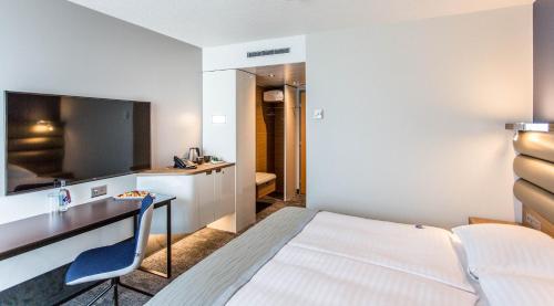 Imagen de la habitación del Hotel Mövenpick Lausanne. Foto 16