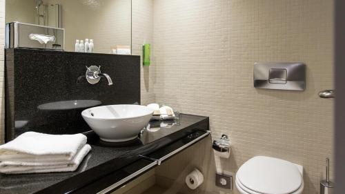 Imagen de la habitación del Hotel Mövenpick Lausanne. Foto 17