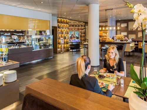 Imagen del bar/restaurante del Hotel Mövenpick Lausanne. Foto 8