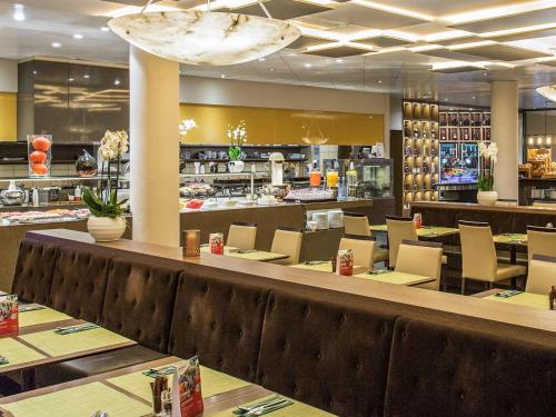 Imagen del bar/restaurante del Hotel Mövenpick Lausanne. Foto 9