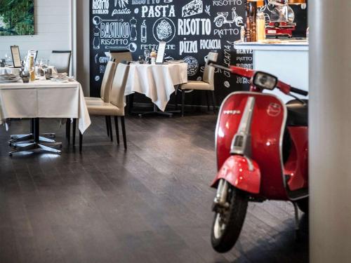 Imagen del bar/restaurante del Hotel Mövenpick Lausanne. Foto 10