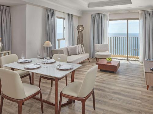 Imagen de la habitación del Hotel Mövenpick Mactan Island Cebu. Foto 18