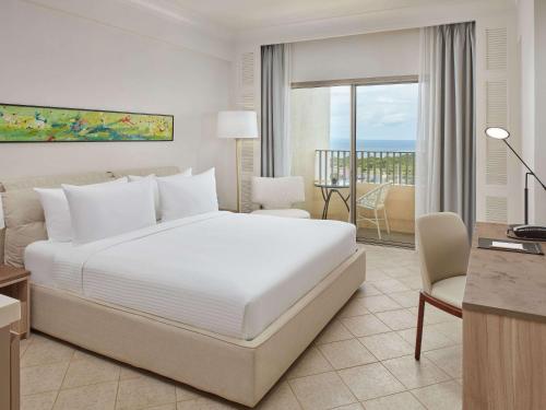 Imagen de la habitación del Hotel Mövenpick Mactan Island Cebu. Foto 19