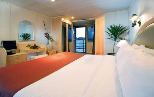Imagen de la habitación del Hotel M&ouml;venpick Prince Abbas Lake Nasser Monday Four Nights Aswan Friday Three nights Abu-Simbel. Foto 14