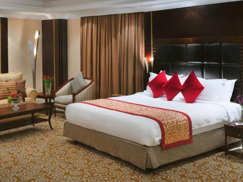 Imagen de la habitación del Hotel M&ouml;venpick Qassim. Foto 14