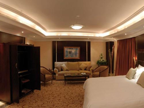 Imagen de la habitación del Hotel M&ouml;venpick Qassim. Foto 15