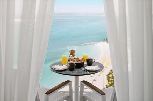 Imagen de la habitación del Hotel Mövenpick Resort Al Marjan Island. Foto 11