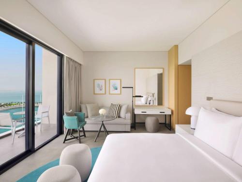Imagen de la habitación del Hotel Mövenpick Resort Al Marjan Island. Foto 18