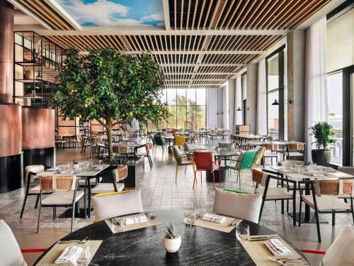 Imagen del bar/restaurante del Hotel Mövenpick Resort Al Marjan Island. Foto 8