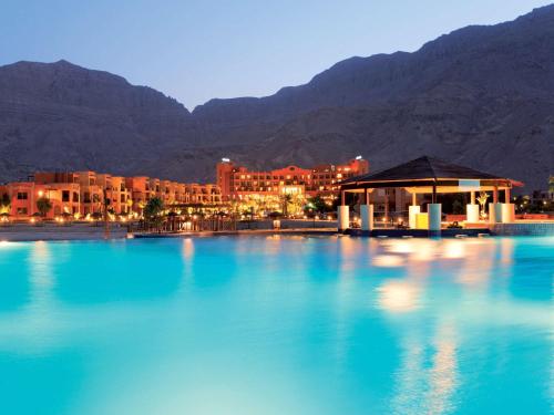 Imagen de la piscina del Hotel Mövenpick Resort El Sokhna. Foto 19