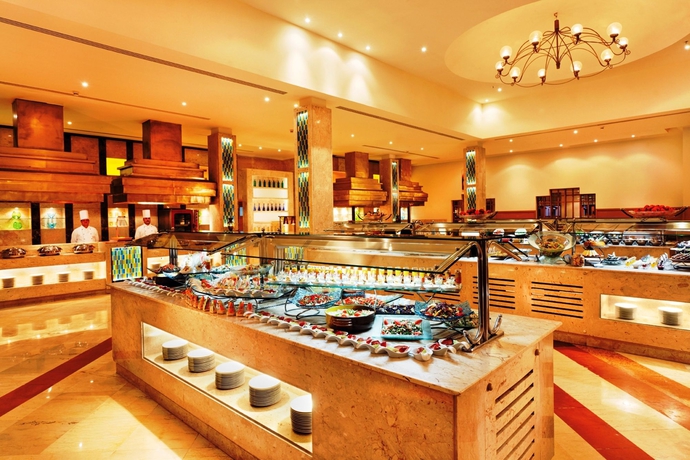 Imagen del bar/restaurante del Hotel Mövenpick Resort and Spa El Gouna. Foto 3