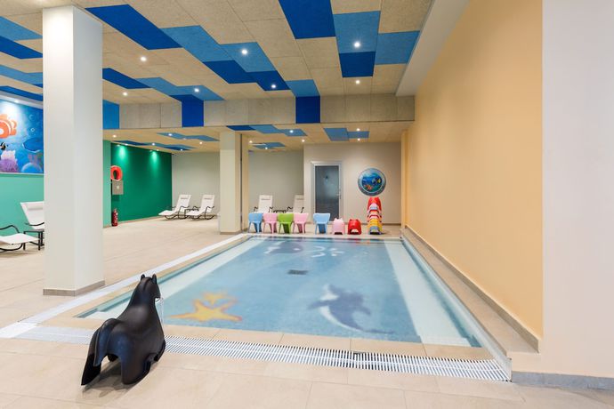 Imagen de la piscina del Hotel M&ouml;venpick Resort and Spa Fruske Terme. Foto 16