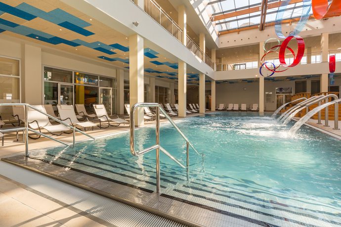 Imagen de la piscina del Hotel M&ouml;venpick Resort and Spa Fruske Terme. Foto 17