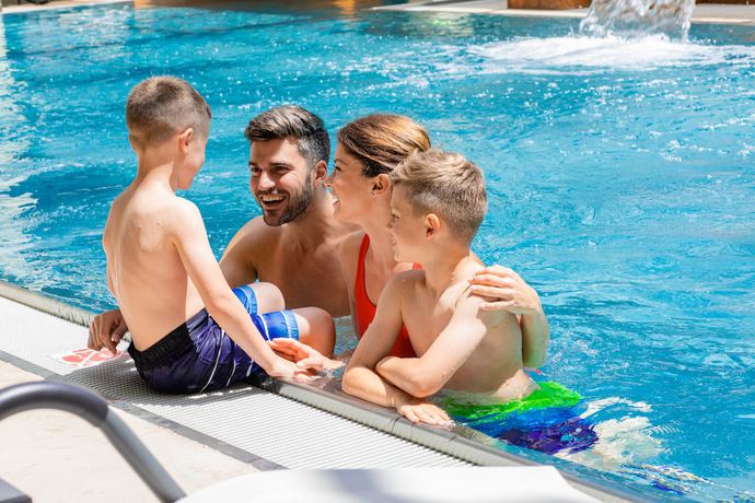 Imagen de la piscina del Hotel M&ouml;venpick Resort and Spa Fruske Terme. Foto 18