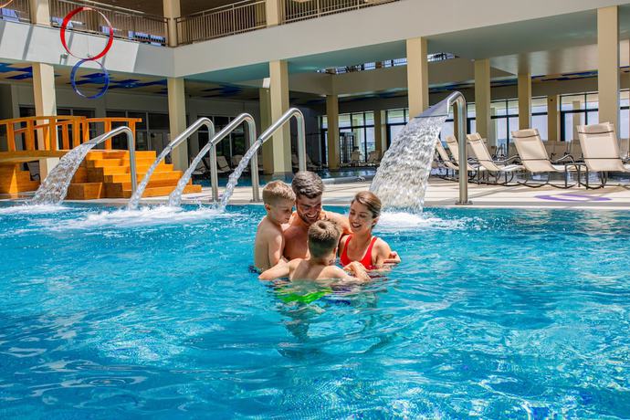 Imagen de la piscina del Hotel M&ouml;venpick Resort and Spa Fruske Terme. Foto 19