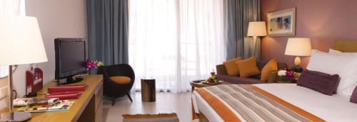 Imagen de la habitación del Hotel Mövenpick Resort and Spa Tala Bay Aqaba. Foto 17