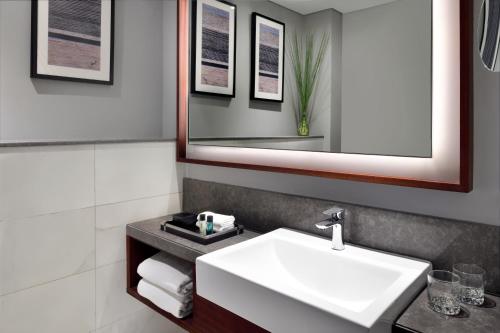 Imagen de la habitación del Hotel Mövenpick and Apartments Bur Dubai. Foto 14