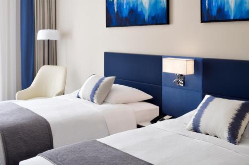 Imagen de la habitación del Hotel Mövenpick and Apartments Bur Dubai. Foto 15