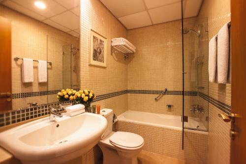 Imagen de la habitación del Hotel Mövenpick and Apartments Bur Dubai. Foto 20