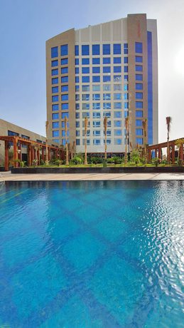 Imagen de la piscina del Hotel Mövenpick and Residences Riyadh. Foto 14