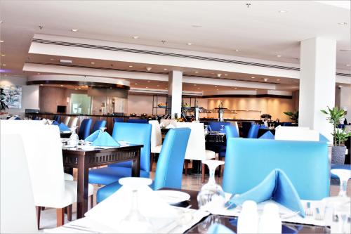 Imagen del bar/restaurante del Hotel Mövenpick and Resort Al Bida'a Kuwait. Foto 8