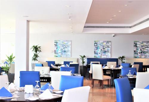 Imagen del bar/restaurante del Hotel Mövenpick and Resort Al Bida'a Kuwait. Foto 11