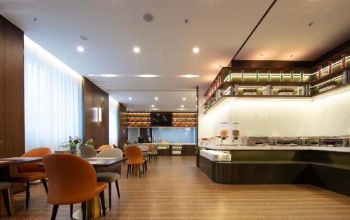 Imagen general del Hotel M&ouml;venpick by Accor Binjiang Nanjing. Foto 17