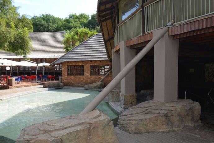 Imagen de la piscina del Hotel Mount Amanzi. Foto 39