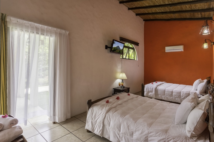 Imagen general del Hotel Mountain Paradise, Parque Nacional Volcán Arenal. Foto 3