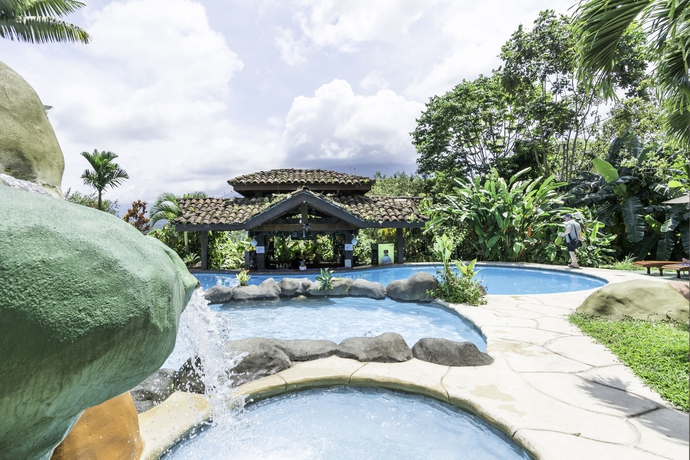 Imagen de la piscina del Hotel Mountain Paradise, Parque Nacional Volcán Arenal. Foto 15