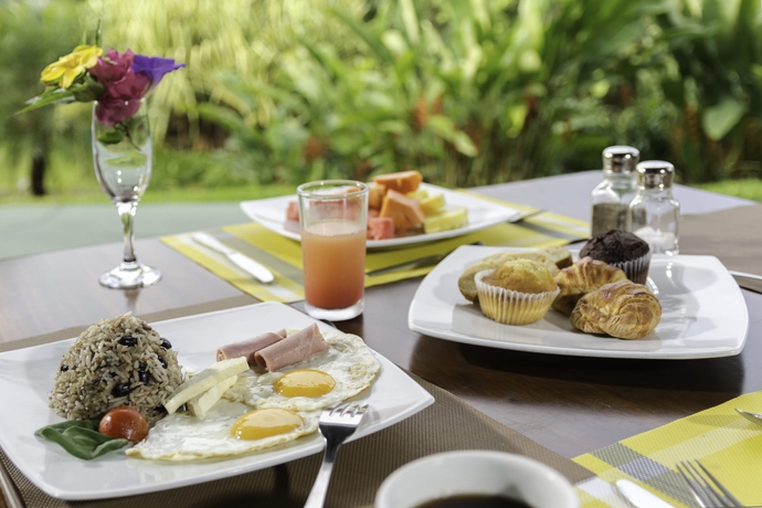 Imagen del bar/restaurante del Hotel Mountain Paradise, Parque Nacional Volcán Arenal. Foto 6