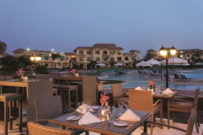 Imagen del bar/restaurante del Hotel Movenpick Cairo Media City. Foto 3