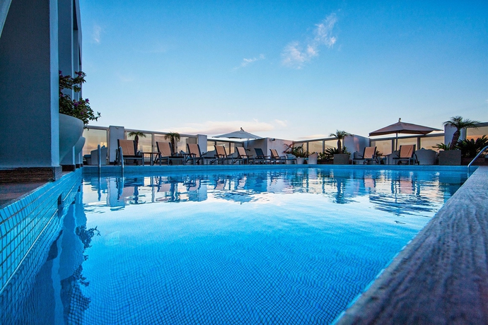 Imagen de la piscina del Hotel Movenpick Casablanca. Foto 14