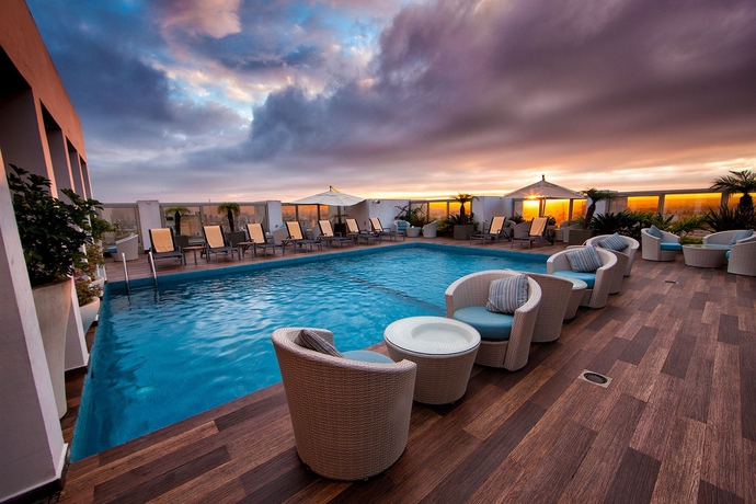 Imagen de la piscina del Hotel Movenpick Casablanca. Foto 15