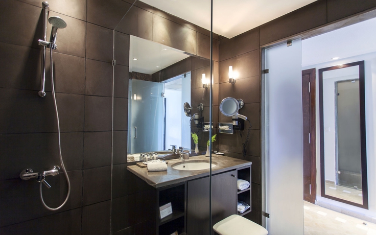 Imagen de la habitación del Hotel Movenpick Gammarth Tunis. Foto 9