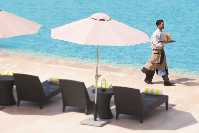 Imagen de la piscina del Hotel Movenpick Hotel And Resort Yanbu. Foto 18