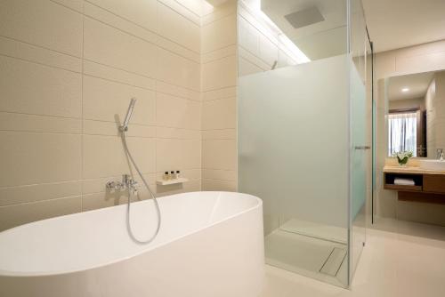 Imagen de la habitación del Hotel Movenpick Hotel and Convention Centre KLIA. Foto 11