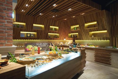 Imagen del bar/restaurante del Hotel Movenpick Hotel and Convention Centre KLIA. Foto 7
