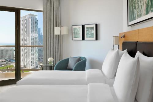 Imagen de la habitación del Hotel Movenpick Jumeirah Beach. Foto 16