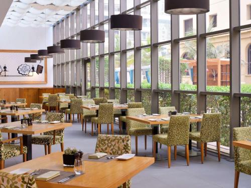 Imagen del bar/restaurante del Hotel Movenpick Jumeirah Beach. Foto 7