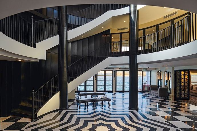 Imagen de los interiores del Hotel Movenpick Ms Hamees. Monday - Friday. Foto 14
