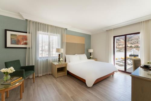Imagen de la habitación del Hotel Movenpick Resort Petra. Foto 10