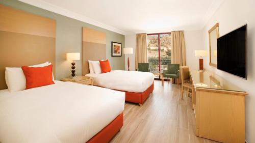 Imagen de la habitación del Hotel Movenpick Resort Petra. Foto 14