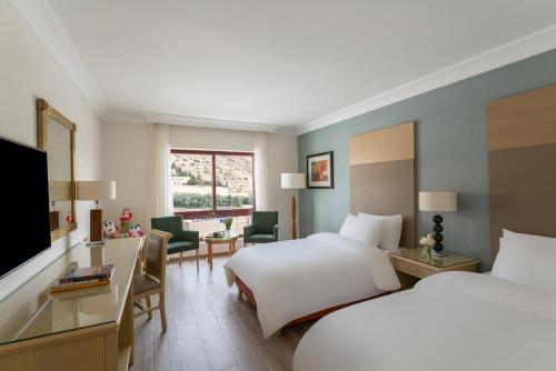 Imagen de la habitación del Hotel Movenpick Resort Petra. Foto 17