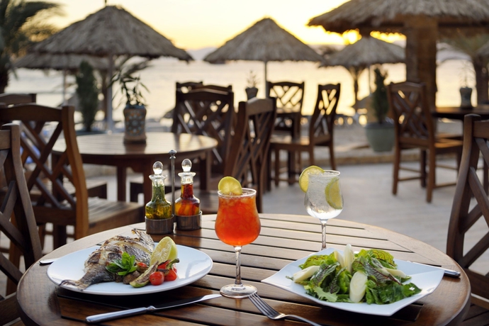 Imagen del bar/restaurante del Hotel Movenpick Resort and Residences Aqaba. Foto 2